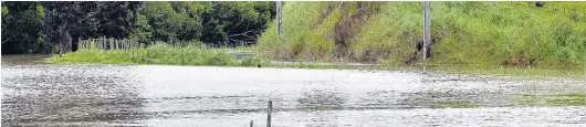  ?? PHOTO: GERARD O’BRIEN ?? Fenced in . . . A road near the stranded town of Henley.