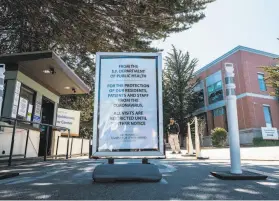  ?? Nick Otto / Special to The Chronicle ?? A security guard stands outside the Campus for Jewish Living in S.F., which, like other nursing homes, the state has ordered to accept coronaviru­s patients.