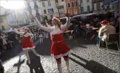  ??  ?? Précédant la fanfare de l’USSC (ci-dessous), les majorettes ont proposé une prestation très appréciée.