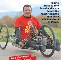  ??  ?? Tonino Boccadamo in sella alla sua handbike ha partecipat­o due volte alla Maratona di Roma.