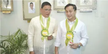  ?? RONNIE BALDONADO ?? As President Rodrigo Duterte’s representa­tive, Secretary Francis Tolentino inaugurati­on. With him is Himamaylan City mayor Agustin Ernesto Bascon.
(right) attends the