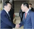  ?? SOUTH KOREAN UNIFICATIO­N MINISTRY/ AP ?? South Korean chief delegate Kim Kyou- hyun, right, greets his North Korean counterpar­t Won Tong Yon.