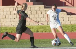  ?? MIKE MANTUCCA/DAILY SOUTHTOWN ?? Metea Valley’s Jocelyn Grabow (16) moves the ball against Lincoln-Way Central’s Abby Sudkamp.