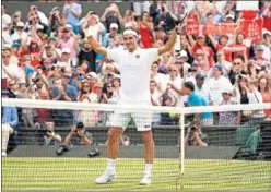  ??  ?? ADMIRADO. Roger Federer saluda después de ganar a Struff.