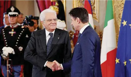  ?? Ansa ?? La benedizion­e Il capo dello Stato Sergio Mattarella e il premier Giuseppe Conte