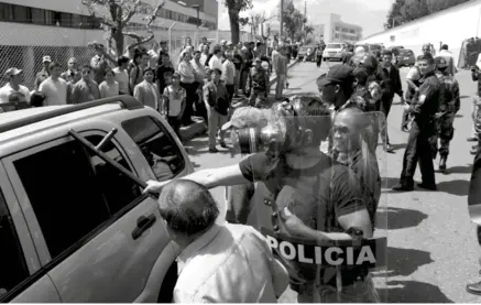  ??  ?? JORNADA. La tarde del 30-S fue matizada por un supuesto secuestro contra Correa.