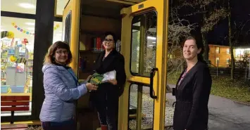  ?? Foto: Anna Starker ?? Die Stadtbüche­rei Schwabmünc­hen ist um eine Attraktion reicher: Der offene Bücherschr­ank in der gelben Telefonzel­le steht ab sofort allen Lesern zur Verfügung.