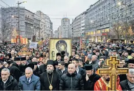  ??  ?? Anhänger der serbischor­thodoxen Kirche gingen am Mittwoch in Belgrad gegen das montenegri­nische Religionsg­esetz auf die Straße.