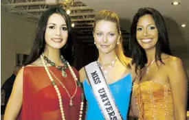  ??  ?? VISITÓ la isla siendo Miss Venezuela. Aquí compartió con Miss Universe 2004 Jennifer Hawkins y la ex reina de belleza boricua Alba Reyes.