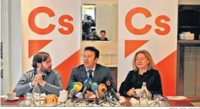  ?? MIGUEL ÁNGEL GONZÁLEZ ?? De izquierda a derecha, Mario Rosado, Carlos Perez e Isabel Soto, todos integrante­s de Ciudadanos.