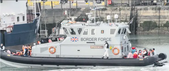  ??  ?? Immer wieder greift die britische Küstenwach­e bei Seepatroui­llen auf dem Kanal Menschen auf, die über den Meeresarm illegal ins Land zu gelangen versuchen.