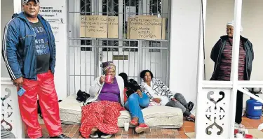  ?? Pictures: EUGENE COETZEE ?? DETERMINED DEMO: Eighteen people affiliated to the Eastern Cape Divers and Fishers Forum are camping out on the veranda of the Department of Fisheries offices in Richmond Hill, demanding more fishing rights