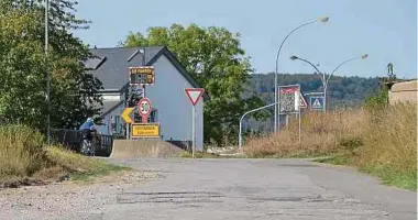  ?? Foto: F. Weyrich ?? Am Ortseingan­g von Niederanve­n muss sich der Radfahrer in den Autoverkeh­r einfädeln.