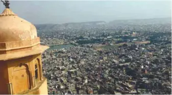  ?? V. RAGANANTHI­NI/ THESUN ?? Sights in Jaipur ... (clockwise from left) The view of Jaipur city from Nahargarh fort; the Hawa Mahal with its 953 windows; a courtyard inside the City Palace; and a hot-air balloon ride over the countrysid­e.