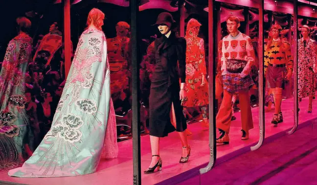  ??  ?? La prima sfilata combinata uomodonna di Gucci alla settimana della moda di Milano 2017