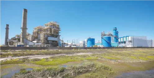  ?? MIKE BLAKE / REUTERS FILES ?? Old and new natural gas power generation plants next to the land of the Hunting Beach Wetland Conservanc­y in Huntington Beach, California.