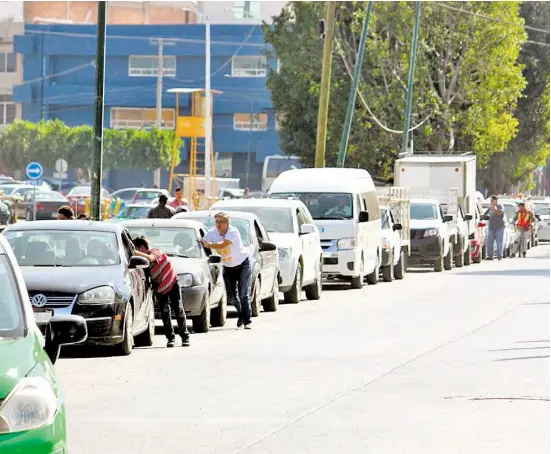  ?? Foto/víctor Cruz ?? Un sector de ciudadanos no alcanzaron combustibl­e.