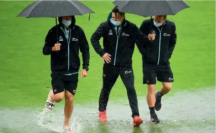  ?? GETTY IMAGES ?? Black Caps’ pace bowlers Tim Southee, left, Trent Boult and Neil Wagner splash about in Southampto­n.