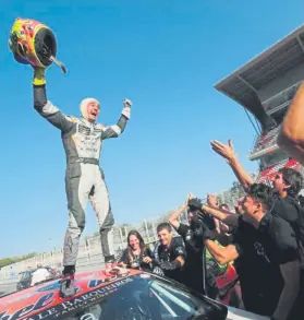  ?? FOTO: GT OPEN ?? Mikel celebra su título en Barcelona junto a su equipo encima de su Cupra