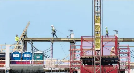  ??  ?? Constructi­on workers deal with the noontime heat while working on a project in Hollywood.
MIKE STOCKER / SOUTH FLORIDA SUN SENTINEL