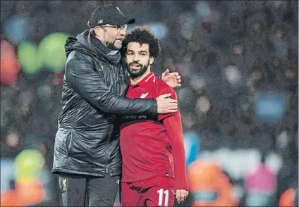  ?? FOTO: EFE ?? Klopp abraza a Salah al final del partido que dio al Liverpool el pase a los octavos de final de la Champions