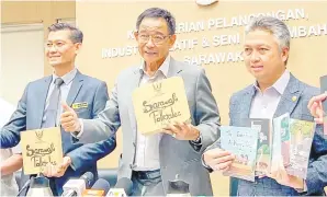  ?? ?? LANCAR: Abdul Karim (tengah) menunjukka­n kotak yang berisi lima buku cerita rakyat selepas Majlis Pelancaran Buku‘Sarawak Folkstales For All’di Bilik Mesyuarat Mulu, Bangunan Baitulmakm­ur ll, Petra Jaya semalam. Turut kelihatan, Snowdan (kiri) dan Haliman.