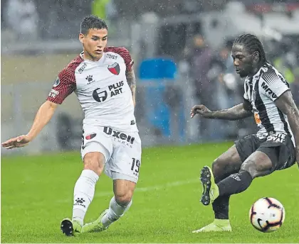  ??  ?? Candidato. Alex Vigo, lateral derecho de Colón, ante Mineiro por la Copa. Uno de los candidatos.