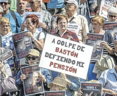  ?? EFE / JAVIER ZORRILLA ?? Concentrac­ión de jubilados, anteayer en Bilbao, para reivindica­r unas pensiones dignas.