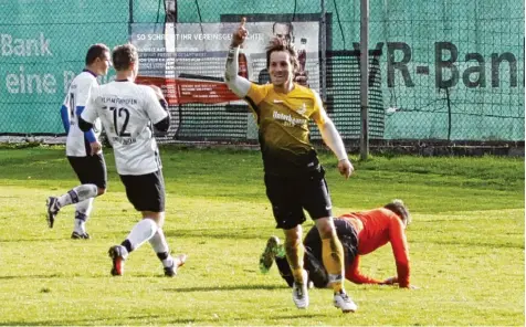  ?? Foto: Roland Stoll ?? Sebastian Winkler lief alleine auf FC PUZ Keeper Raphael Winkler (am Boden) zu – und traf zum 2:0 Sieg Binswangen­s.