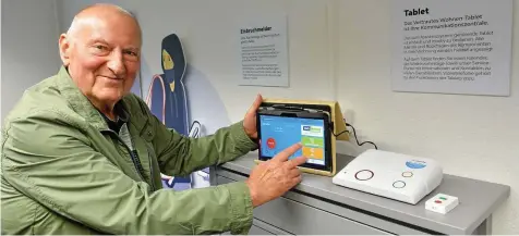  ?? PETER MICHAELIS ?? Günther Nier aus Gera-Lusan nutzt das digitale Unterstütz­ungs- und Notrufsyst­em per Tablet bereits.