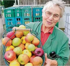  ?? RP-FOTO: ACHIM BLAZY ?? Thomas Dalbeck mit einem Korb voller Äpfel, die in seiner Mosterei zu Saft verarbeite­t werden – ein durch und durch regionales Produkt.