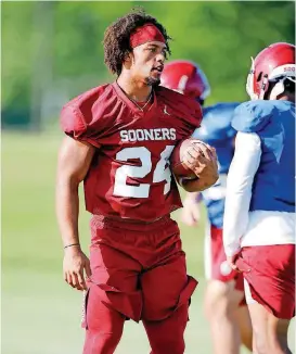  ?? [PHOTO BY STEVE SISNEY, THE OKLAHOMAN] ?? Oklahoma running back Rodney Anderson participat­es in Monday’s practice. Anderson is looking for consistenc­y after his breakout season in 2017.