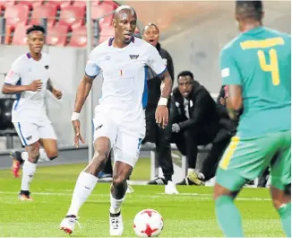  ?? Picture: BRIAN WITBOOI ?? FLEET-FOOTED: Chippa United’s Mark Mayambela dribbles the ball towards Baroka’s Letladi Madubanya in their league game last night