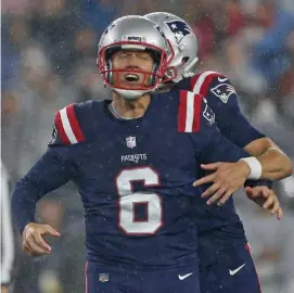  ?? Matt Stone PHotoS / HeraLd StaFF ?? JUST A BIT OUTSIDE: Patriots kicker Nick Folk reacts after missing a field goal to take the lead late in the fourth quarter. Below, Tom Brady reacts after Folk’s miss.