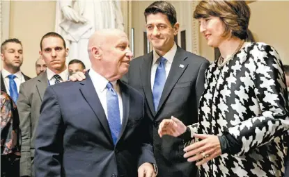  ?? SCOTT APPLEWHIT/AP ?? Paul Ryan (al centro) cree que la reforma impositiva llevará la economía estadunide­nse a 3% de crecimient­o.