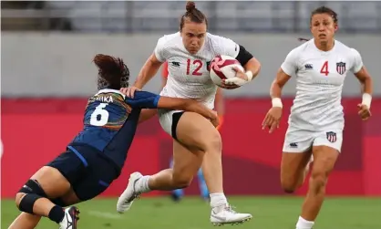  ??  ?? Kristi Kirshe (centre) of the US evades the tackle of Japan’s Haruka Hirotsu. Photograph: Siphiwe Sibeko/Reuters