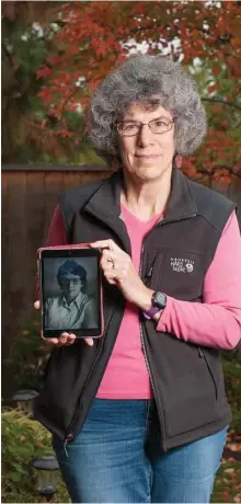  ?? Ezra Marcos / New York Times ?? Bonnie Reagan holds a photo of her mother, Del Greenfield. Greenfield ended her life at 91 by voluntaril­y stopping eating and drinking, a method of dying used by some with terminal illnesses.