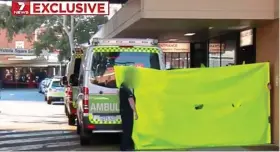  ??  ?? Protective screen: the member of United’s staff arrives at hospital