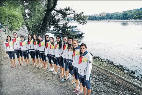  ?? ALBERTO ESTÉVEZ / EFE ?? El equipo femenino de waterpolo –con Anna Gual, tercera por la izquierda– posa en la isla Margarita de Budapest, ayer