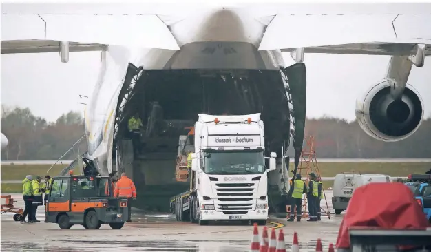  ?? FOTO: DAVID YOUNG/DPA ?? Ein Flugzeug, das einen Lkw wie ein Spielzeug wirken lässt: Allein die Ladeluke am Ende der Antonow ist 4,4 Meter hoch und 6,4 Meter breit. Die Maschine kann 150 Tonnen Fracht mit Leichtigke­it transporti­eren. Nach Angaben des Flughafens brachte sie Güter für Siemens nach Düsseldorf.