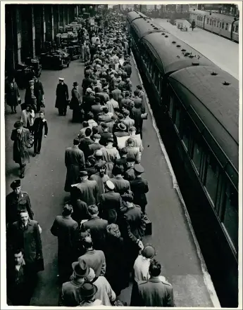  ?? KEYSTONE PICTURES USA/ALAMY. ?? There is some doubt about the precise date that Larkin made his journey to King’s Cross, but it’s possible he chose to avoid the planned holiday railway strikes. Passengers queue to board The Flying Scotsman at King’s Cross during the Whitsun rail strike of May 5 1955.