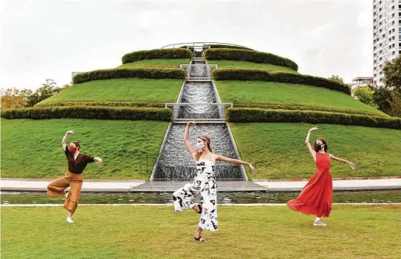  ?? Photos by Lawrence Elizabeth Knox ?? Houston Ballet’s Bridget Kuhns, from left, Jacquelyn Long and Mackenzie Richter dance at Hermann Park’s Centennial Gardens in StantonWel­ch’s “Restoratio­n.”