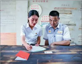  ?? JIANG KEHONG / XINHUA XU YU / XINHUA ?? Right: A Changxing Rural Commercial Bank employee (left) helps a customer with getting green loans at a branch in Huzhou, Zhejiang province, in June.