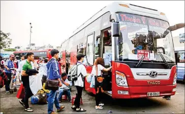  ?? NEWS AGENCY/VIET NAM NEWS HOANG HAI/VIETNAM ?? People board a bus manufactur­ed by Thaco at Ho Chi Minh City’s Eastern Terminal.