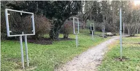  ?? Fotos: Mike Stebens ?? Die vielen leeren Bilderrahm­en im Park Backes bieten einen tristen Anblick für Spaziergän­ger.