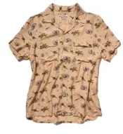  ??  ?? Peach Hawaiian print viscose, £140,
by Levi’s Vintage