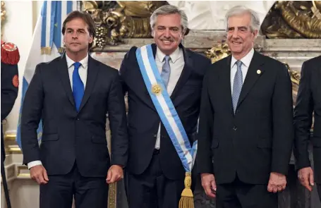  ?? (© Juan Mabromata/AFP) ?? Photo ci-dessus :
Le jour de son entrée en fonction, le président argentin Alberto Fernandez (au centre) pose pour une photo avec le président uruguayen Tabaré Vazquez (à droite) et le président uruguayen élu, Luis Lacalle Pou, à la Casa Rosada (palais présidenti­el) à Buenos Aires, capitale de l’Argentine, le 10 décembre 2019. Dans ces deux pays où les institutio­ns sont stables depuis le retour de la démocratie, au milieu des années 1980, après une décennie de dictature militaire pour chacun d’eux, l’alternance politique s’est déroulée sans crise.