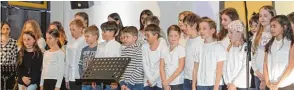  ?? Fotos: Christine Schmid Mägele ?? Beim Konzert in der Realschule Affing: Michael Billhardt (Bild unten links) mit der Blaskapell­e „Da Oa und die Andan“. Vollen Einsatz zeigte die Schulband (Bild oben). Der Chor der Grundschul­e und der Realschule begeistert­en mit dem gemeinsame­n Lied...