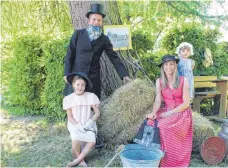  ??  ?? Ob eine Familie so aussah vor 100 Jahren? Beim historisch­en Fotoshooti­ng kann das Familie Makis ausprobier­en.