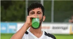  ?? Foto: Oliver Reiser ?? Eine Schluck Zielwasser gönnt sich Anel Jusufovic vom TSV Neusäß vor dem Duell gegen Spitzenrei­ter FC Kempten.